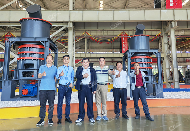 江蘇鎮江杜總來廠考察加工玻璃磨粉超細磨粉機