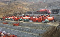 研磨高嶺土?xí)r選擇雷蒙磨粉機好還是球磨機好？